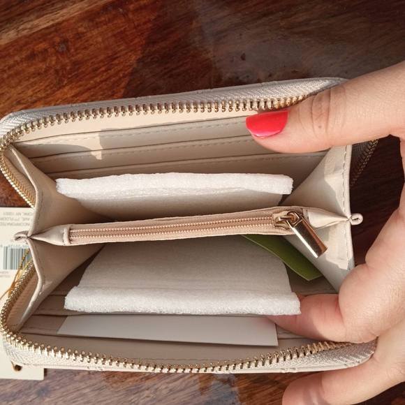 Original Ellen Tracy NWT Wallet *Light Cream Colour - Picture 7 of 17